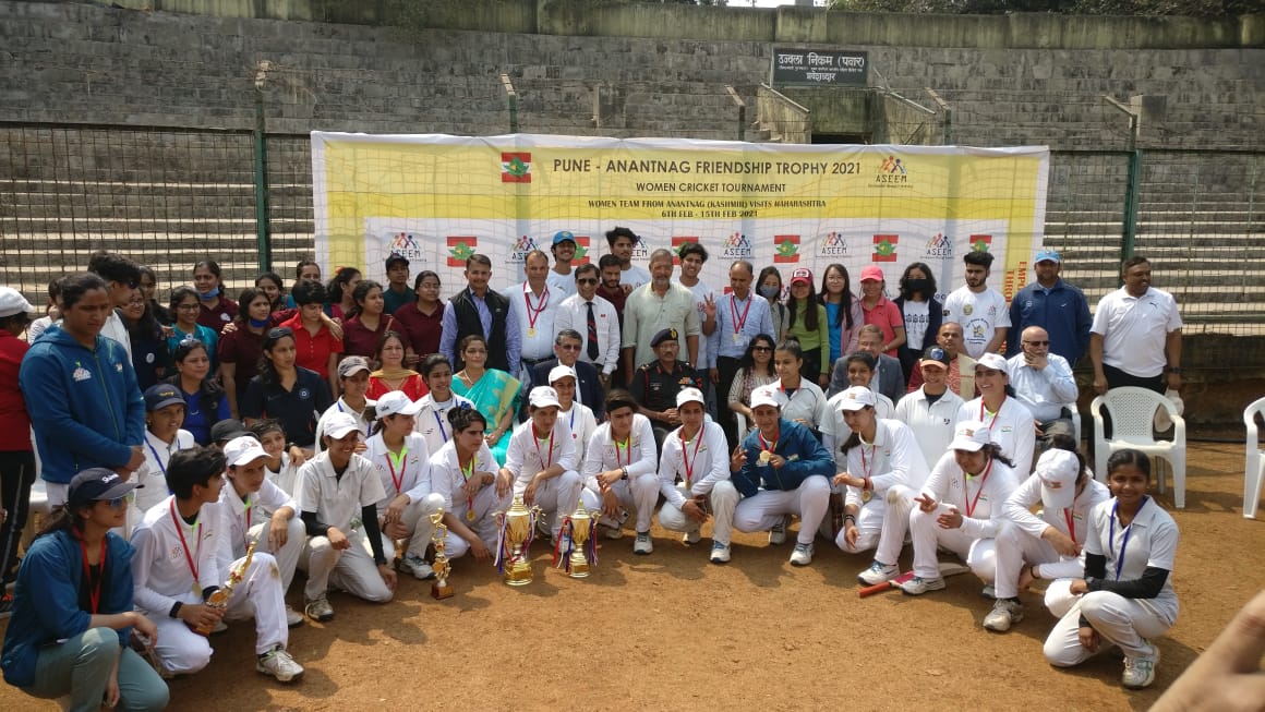 Both teams posing with trophy and Chief guest